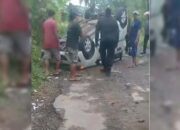 Mobil Daihatsu Ayla terguling di Jalan Cipetir, Desa Kadudampit, Kecamatan Kadudampit, Kabupaten Sukabumi, Kamis pagi (08/01/2026).