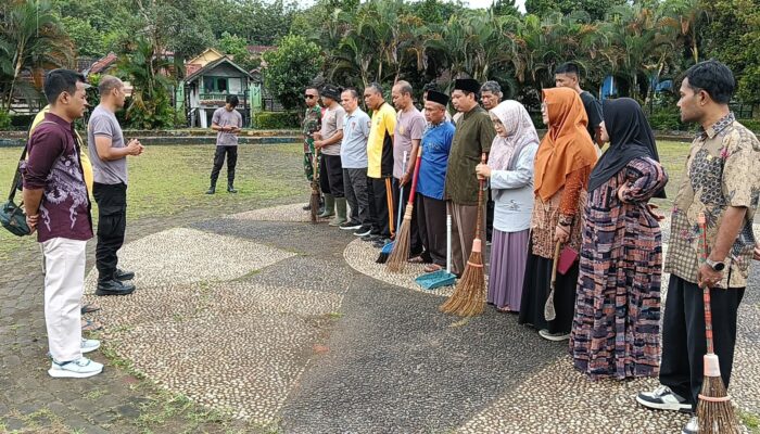 Kerja Bakti Bersama Warga, Polsek Jampangkulon Dorong Pendekatan Humanis dan Pencegahan Sosial