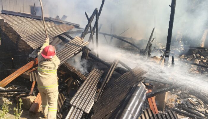 Korsleting Listrik Diduga Picu Kebakaran Dua Rumah di Cimanggu Sukabumi