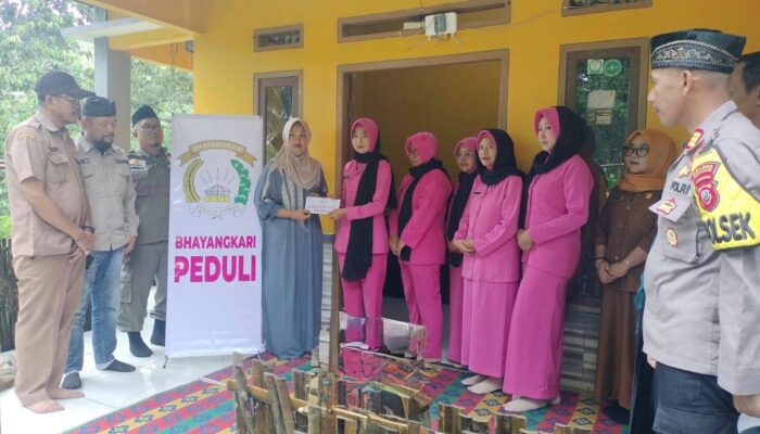Bhayangkari Peduli, Polsek Jampangkulon Serahkan Bantuan ke Keluarga Almarhum NS