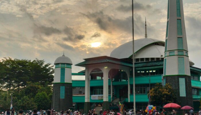 Semangat Berbagi di Masjid Agung Palabuhanratu, 100 Takjil Gratis Disiapkan Setiap Hari