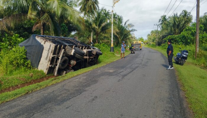 Truk Bermuatan Minuman Terguling di Jalur Surade–Ujunggenteng, Sopir Mengaku Melamun