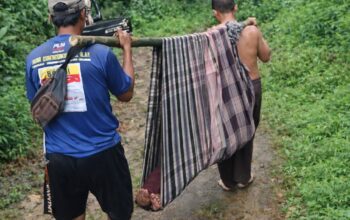 Jalan Rusak Renggut Nyawa Bayi, Ibu Pascamelahirkan Ditandu Warga di Jampangtengah