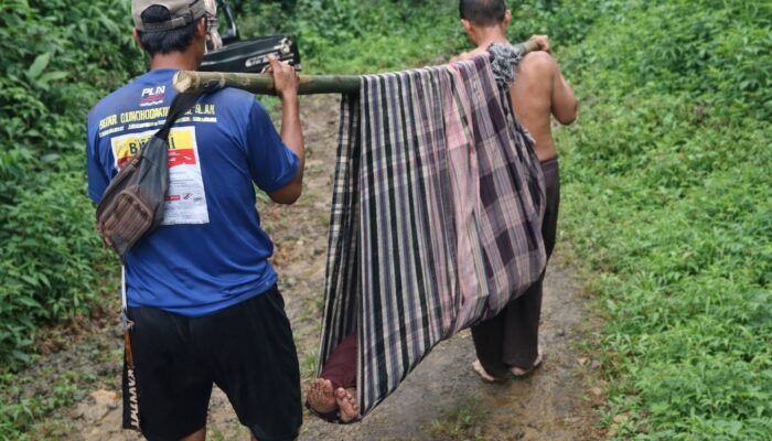 Jalan Rusak Renggut Nyawa Bayi, Ibu Pascamelahirkan Ditandu Warga di Jampangtengah
