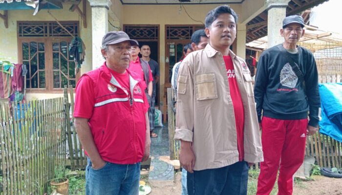 PAC PDI Perjuangan Jampangkulon Sambangi Korban Kebakaran di Desa Mekarjaya