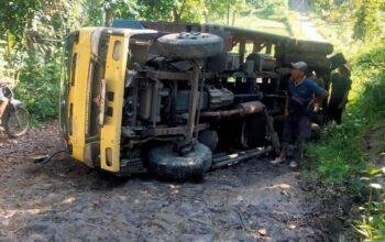 Jalan Rusak Bertahun-tahun Dibiarkan, Truk Pasir Terguling di Ruas Palayangan–Cibodas Kalibunder