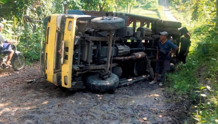Jalan Rusak Bertahun-tahun Dibiarkan, Truk Pasir Terguling di Ruas Palayangan–Cibodas Kalibunder