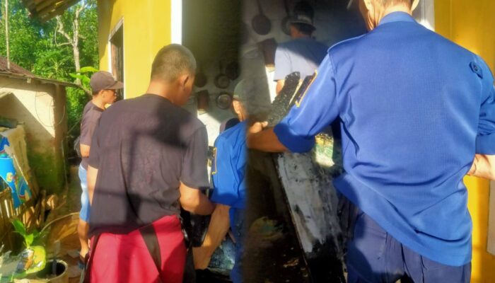 Respons Cepat Damkar Cikembar Selamatkan Rumah Warga Gunung Guruh dari Kebakaran Lebih Parah