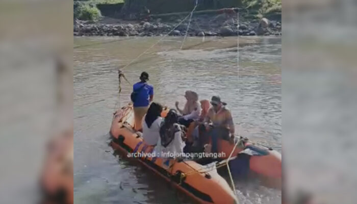 Kisah Pak Agus di Jampangtengah Sukabumi: Bantu Anak Sekolah Menyeberang Sungai Deras Tiap Hari
