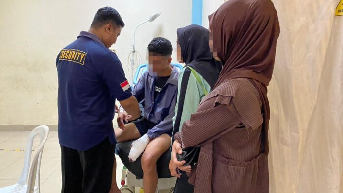 Salah satu korban pembacokan di Kampung Longkrak Batas, Desa Pamuruyan, Kecamatan Cibadak, Kabupaten Sukabumi, mendapatkan penanganan medis, Minggu (1/2/2026).