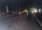 Anggota Polres Sukabumi meninjau lokasi kecelakaan tunggal di Cikakak.