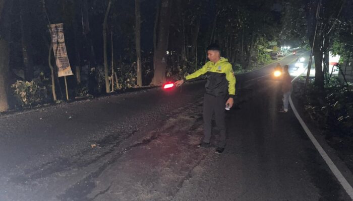 Hindari Lubang di Jalan, Pemotor Jatuh dan Alami Luka Berat di Cikakak Sukabumi