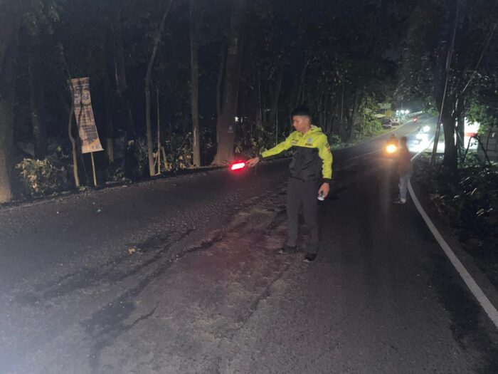 Anggota Polres Sukabumi meninjau lokasi kecelakaan tunggal di Cikakak.