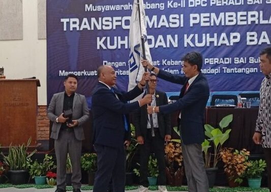 Serah terima pataka dalam Muscab II Peradi SAI Sukabumi yang diselenggarakan di Hotel Augusta, Cikukulu, Sukabumi, Sabtu (7/2/2025).