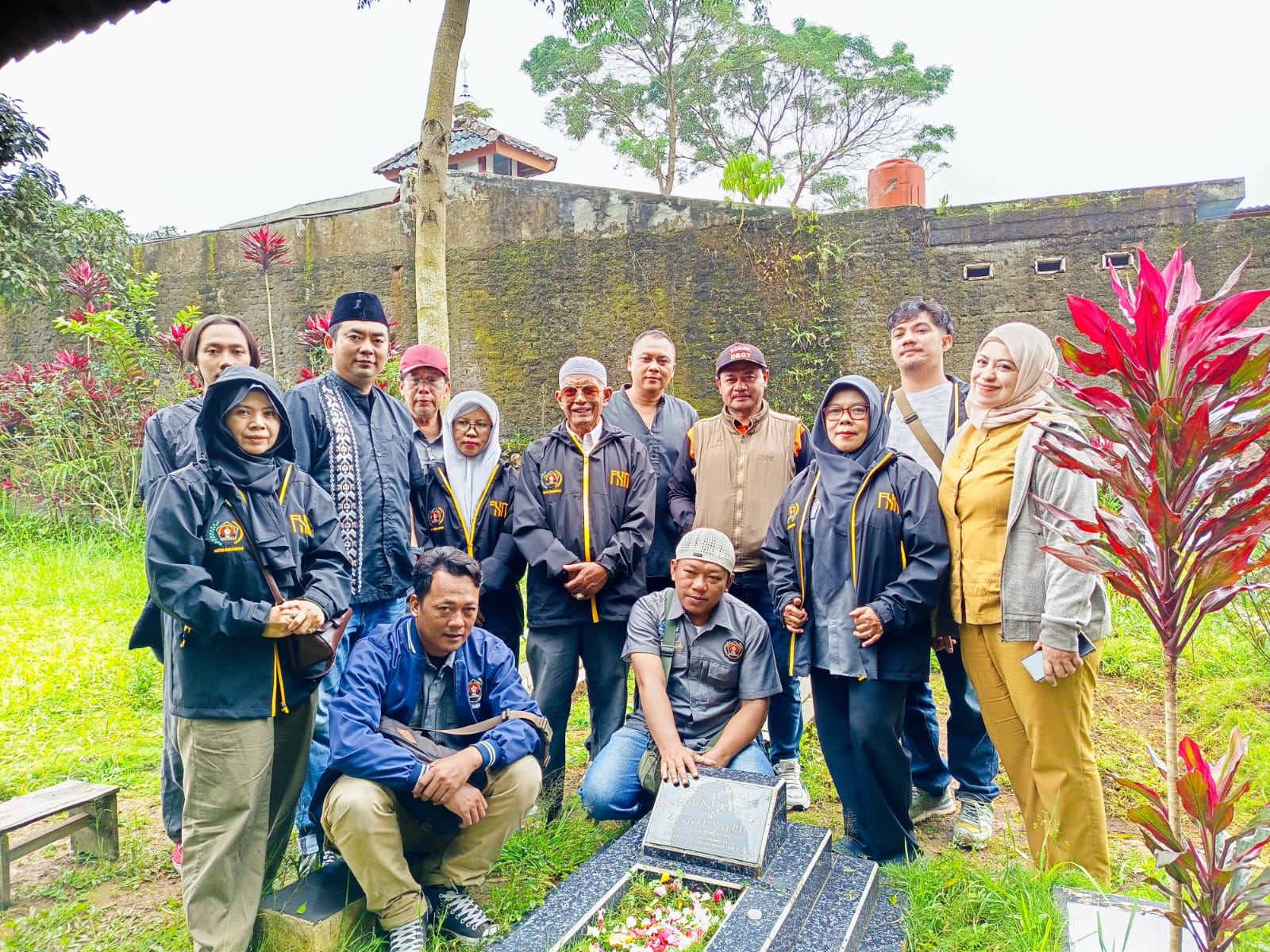 Persatuan Wartawan Indonesia (PWI) Kota Sukabumi menggelar ziarah kubur ke makam para wartawan senior dalam rangka memperingati Hari Pers Nasional (HPN) 2026, Senin (9/2/2026).