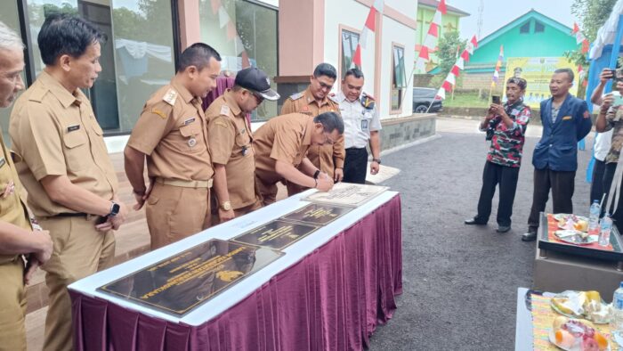 Bupati Sukabumi, Asep Japar, meresmikan Gedung Kantor Kecamatan Warungkiara, Gedung Diskominfosan, Gedung Inspektorat, dan Jembatan Tarisi di Desa Tarisi, Senin (09/02/2026).
