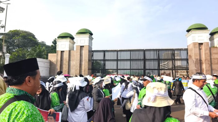 Perkumpulan Guru Madrasah (PGM) Indonesia menyuarakan aspirasi Guru Madrasah Swasta melalui aksi damai di Gedung DPR RI, Rabu (11/2/2026).