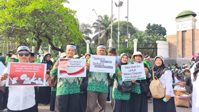 Perkumpulan Guru Madrasah (PGM) Indonesia menyuarakan aspirasi Guru Madrasah Swasta melalui aksi damai di Gedung DPR RI, Rabu (11/2/2026).  