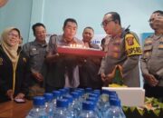 Seremoni tiup lilin Ketua PWI Kota Sukabumi, Ikbal Zaelani Saptari bersama Kapolres Sukabumi Kota AKBP Sentot Kunto Wibowo dalam rangka HPN 2026 dan HUT ke-60 PWI di Kantor PWI Kota Sukabumi, Rabu (11/2/2026).