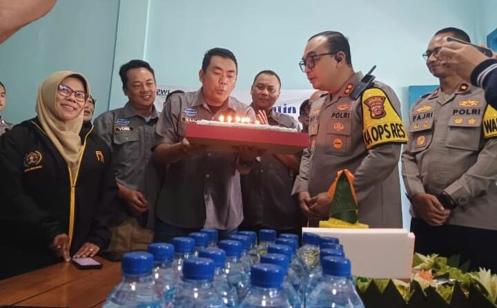 Seremoni tiup lilin Ketua PWI Kota Sukabumi, Ikbal Zaelani Saptari bersama Kapolres Sukabumi Kota AKBP Sentot Kunto Wibowo dalam rangka HPN 2026 dan HUT ke-60 PWI di Kantor PWI Kota Sukabumi, Rabu (11/2/2026).