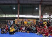 Foto bersama tim wartawan dari PWI Kota Sukabumi dan IJTI Sukabumi Raya bersama jajaran Polres Sukabumi Kota. usai laga futsal persahabatan di Disen Arena, Jumat (13/2/2026).