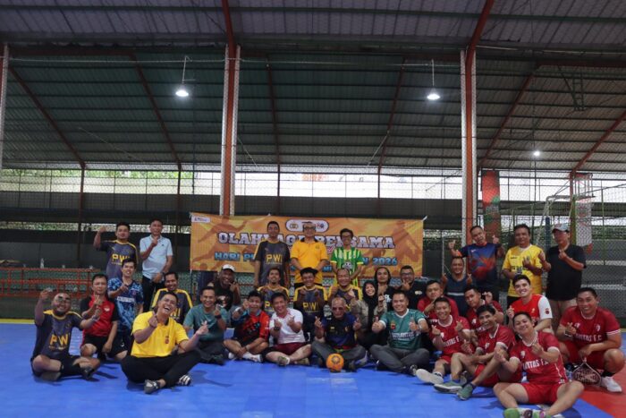 Foto bersama tim wartawan dari PWI Kota Sukabumi dan IJTI Sukabumi Raya bersama jajaran Polres Sukabumi Kota. usai laga futsal persahabatan di Disen Arena, Jumat (13/2/2026).