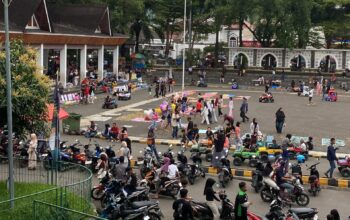 Hari Pertama Ramadan, Warga Padati Alun-Alun Palabuhanratu untuk Ngabuburit