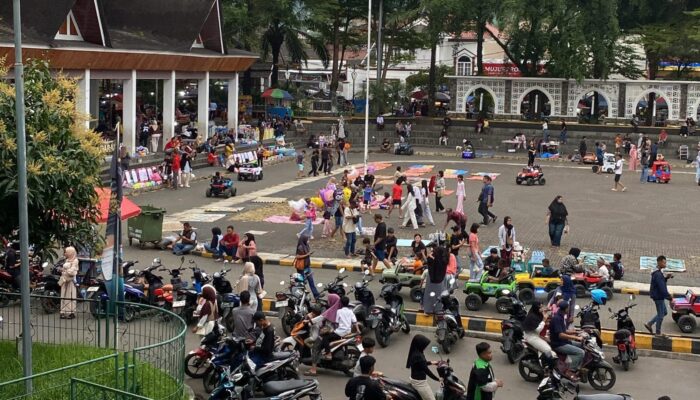Hari Pertama Ramadan, Warga Padati Alun-Alun Palabuhanratu untuk Ngabuburit