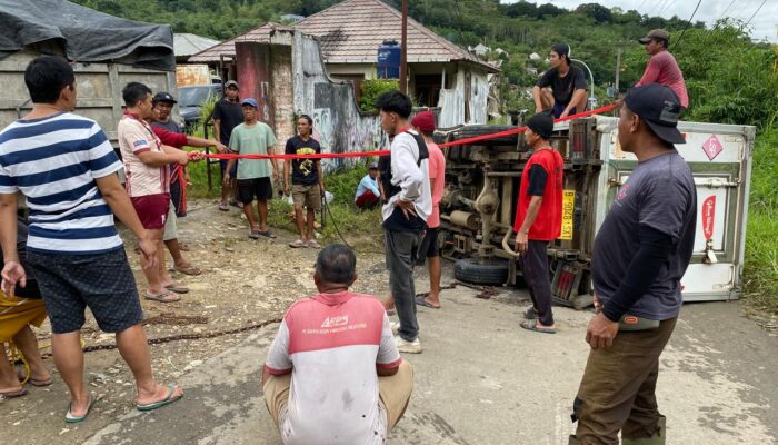 Mobil Box Pengangkut Es Krim Terguling di Jalan Tenjojaya Cibadak, Diduga Hindari Jalan Berlubang