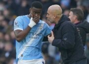 Pemain Manchester City Marc Guehi (kiri) berbincang dengan pelatih Pep Guardiola di pinggir lapangan pada laga Premier League/Liga Inggris antara Man City vs Wolves, 24 Januari 2026 (c) AP Photo/Ian Hodgson