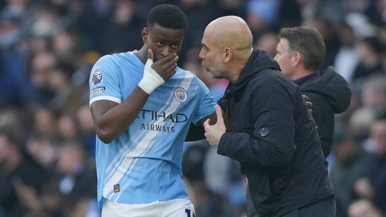 Pemain Manchester City Marc Guehi (kiri) berbincang dengan pelatih Pep Guardiola di pinggir lapangan pada laga Premier League/Liga Inggris antara Man City vs Wolves, 24 Januari 2026 (c) AP Photo/Ian Hodgson