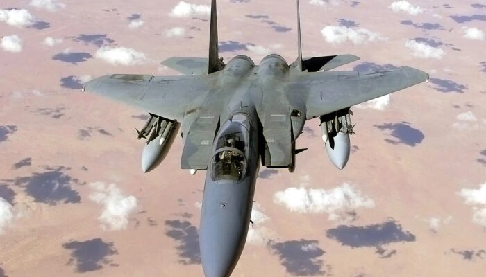 Jet Tempur Diduga F-15 Jatuh Dekat Pangkalan AS di Kuwait