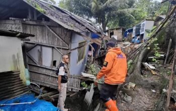 Rumah Panggung di Pasirsuren Palabuhanratu Ambruk Diterjang Hujan Deras