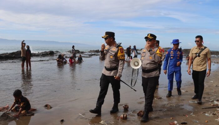 Pantau Pantai Palabuhanratu, Kapolres Sukabumi Ingatkan Bahaya Ombak dan Larangan Berenang Jauh