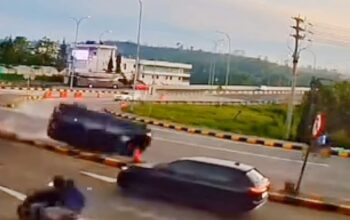 Terekam CCTV,  Mobil Ngebut hingga Terguling di Exit Tol Parungkuda Sukabumi 