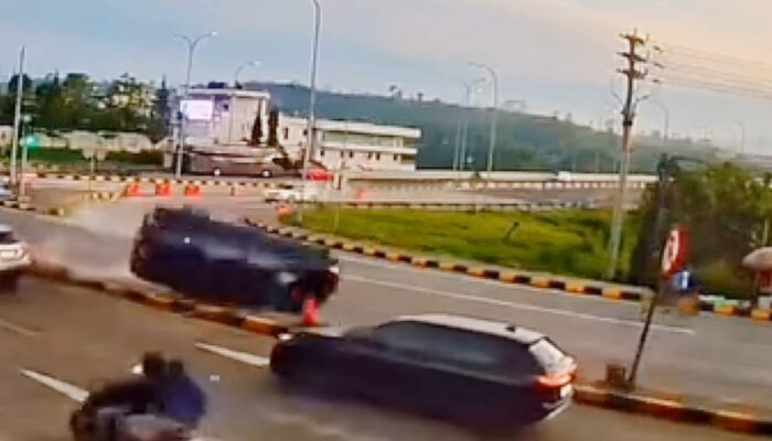 Terekam CCTV,  Mobil Ngebut hingga Terguling di Exit Tol Parungkuda Sukabumi 