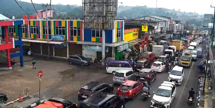 Kondisi arus lalu lintas di Jalur Utara Sukabumi tepatnya di sekitar Pasar Cibadak, Kecamatan Cibadak, Kabupaten Sukabumi, Kamis sore (26/03/2026).