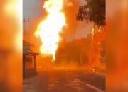 Api berkobar dari mobil pengangkut gas LPG yang terbakar di jalan raya di Desa Citarik, Kecamatan Palabuhanratu, Kabupaten Sukabumi, Kamis (26/03/2026).