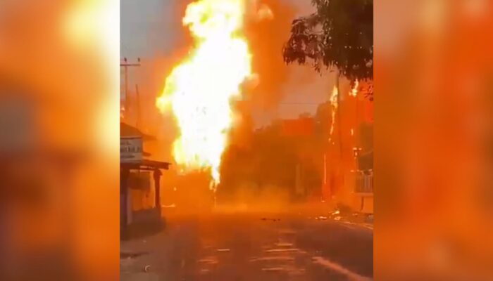Api Berkobar, Truk Gas LPG Terbakar di Jalanan Palabuhanratu Sukabumi