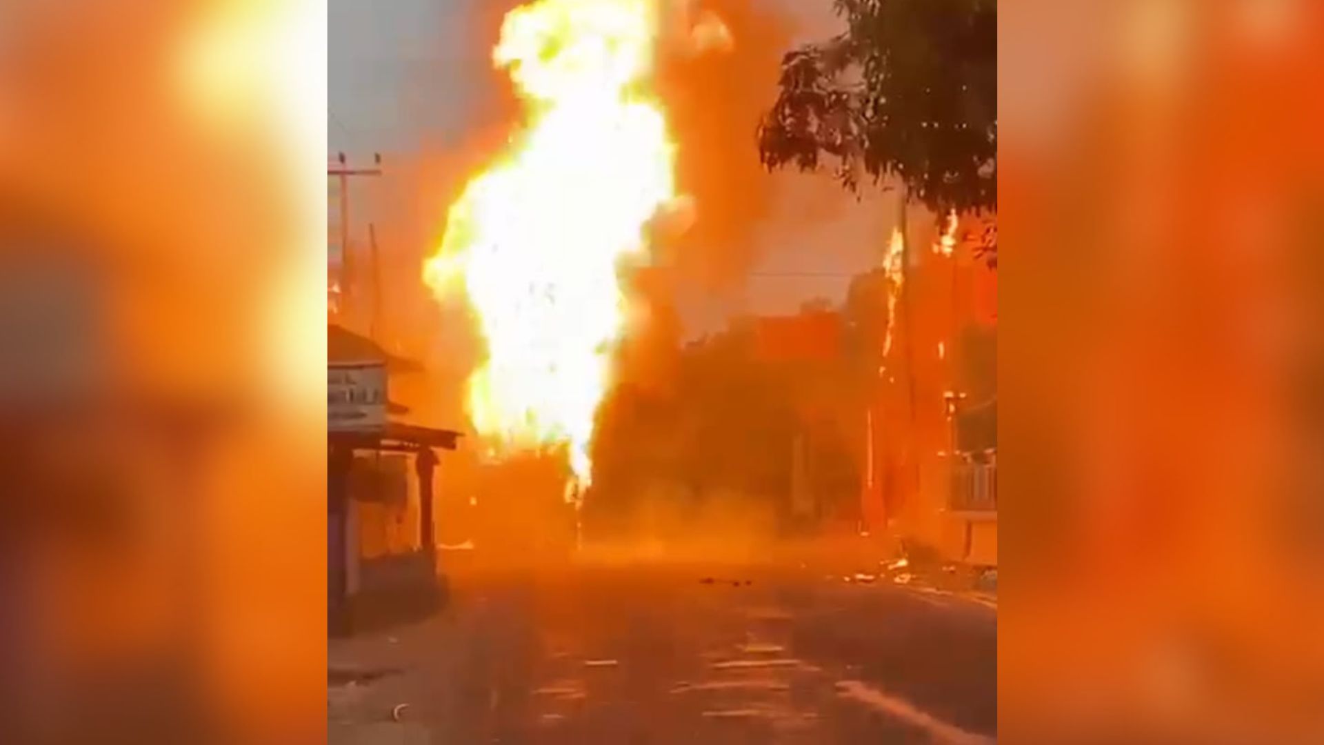 Api berkobar dari mobil pengangkut gas LPG yang terbakar di jalan raya di Desa Citarik, Kecamatan Palabuhanratu, Kabupaten Sukabumi, Kamis (26/03/2026).