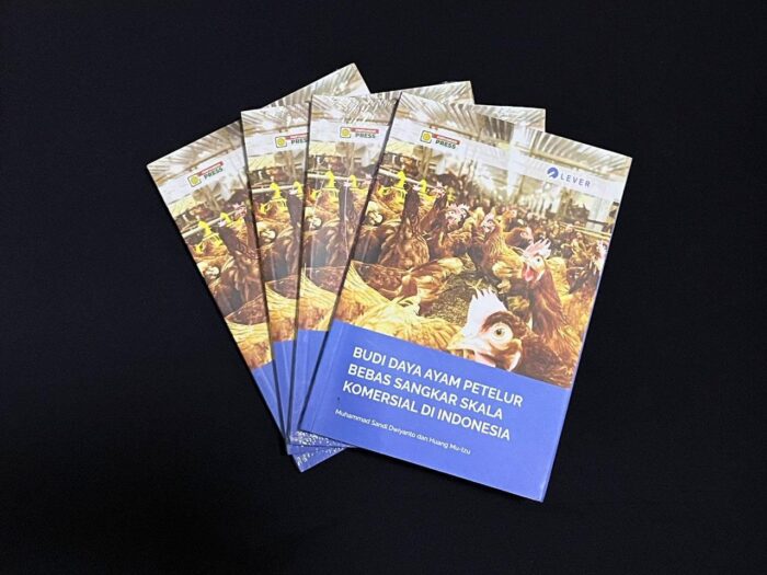 Buku yang telah diterbitkan ini merupakan panduan pertama di Indonesia untuk budi daya ayam petelur bebas sangkar skala komersial, yang mendukung transformasi industri perunggasan menuju sistem bebas sangkar.