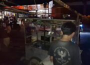 Gerobak pedagang nasi goreng rusak akibat kebakaran truk LPG di Palabuhanratu, Kabupaten Sukabumi. Foto: Istimewa