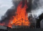 Kebakaran menghanguskan lima rumah di Kampung Selaawi, Desa Warnasari, Kecamatan Sukabumi, Kabupaten Sukabumi, Jumat (27/03/2026).