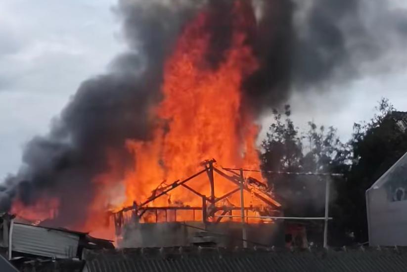 Kebakaran menghanguskan lima rumah di Kampung Selaawi, Desa Warnasari, Kecamatan Sukabumi, Kabupaten Sukabumi, Jumat (27/03/2026).