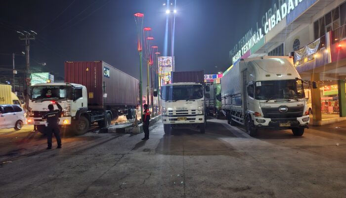 Langgar Larangan Operasi Selama Arus Mudik, Puluhan Truk Ditilang di Sukabumi
