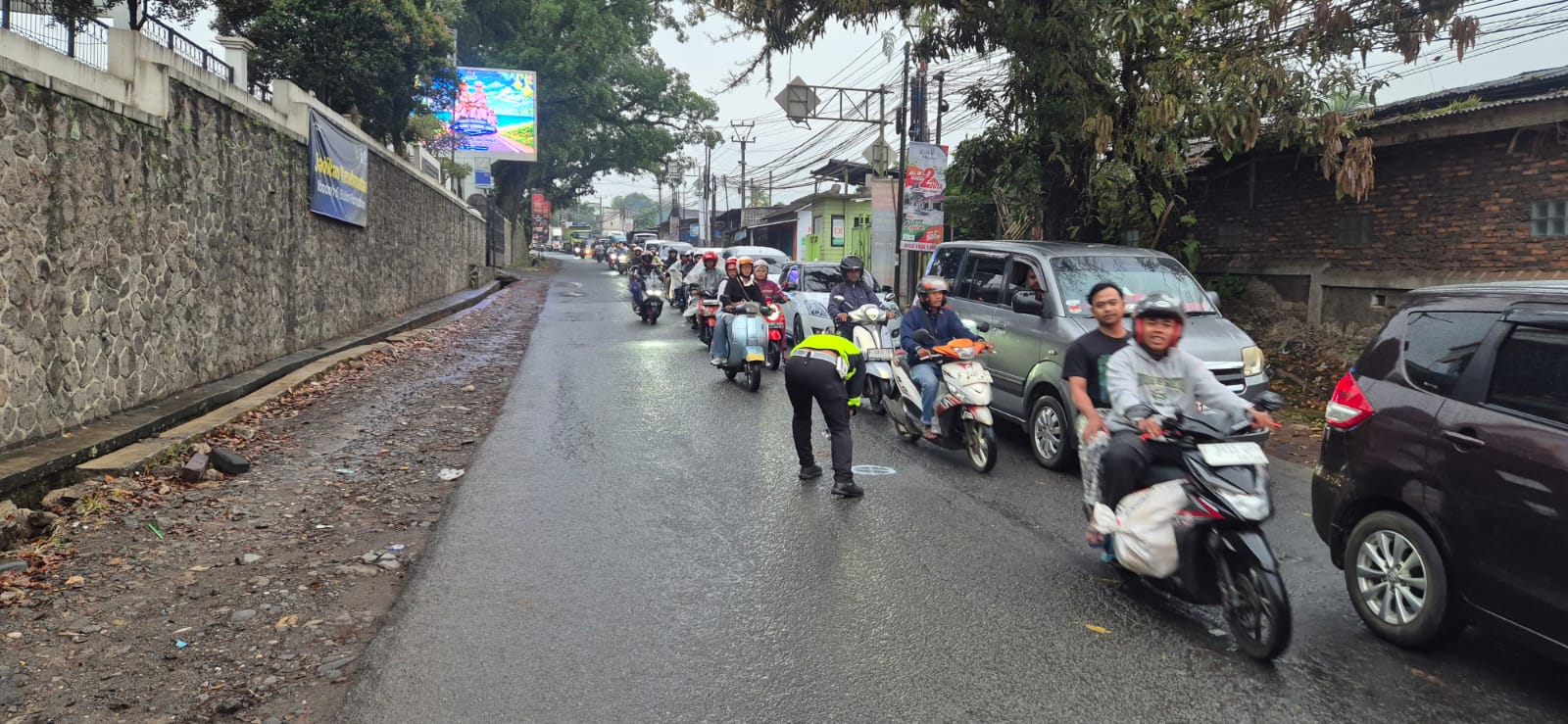 Anggota Satlantas Polres Sukabumi melakukan olah tempat kejadian perkara di lokasi kecelakaan maut di Cibadak, Kabupaten Sukabumi, Sabtu (28/03/2026).