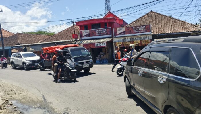 Arus Lalu Lintas Menuju Pantai Minajaya dan Ujunggenteng Padat di H+2 Lebaran