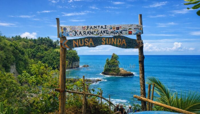 Pantai Karanggantungan, Tanah Lotnya Sukabumi yang Masih Perawan