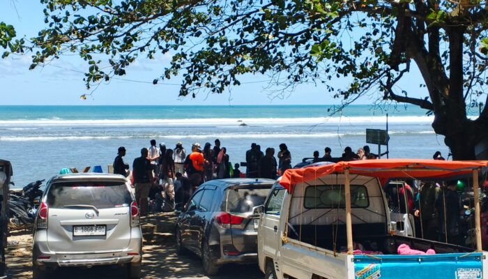 Wisatawan Membeludak, Pantai Minajaya Dipadati Pengunjung di Hari Kedua Libur Lebaran