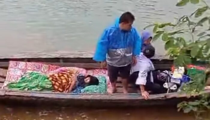 Akses Jalan Lumpuh, Pasien di Cilampahan Sukabumi Dievakuasi Lewat Sungai Cikaso